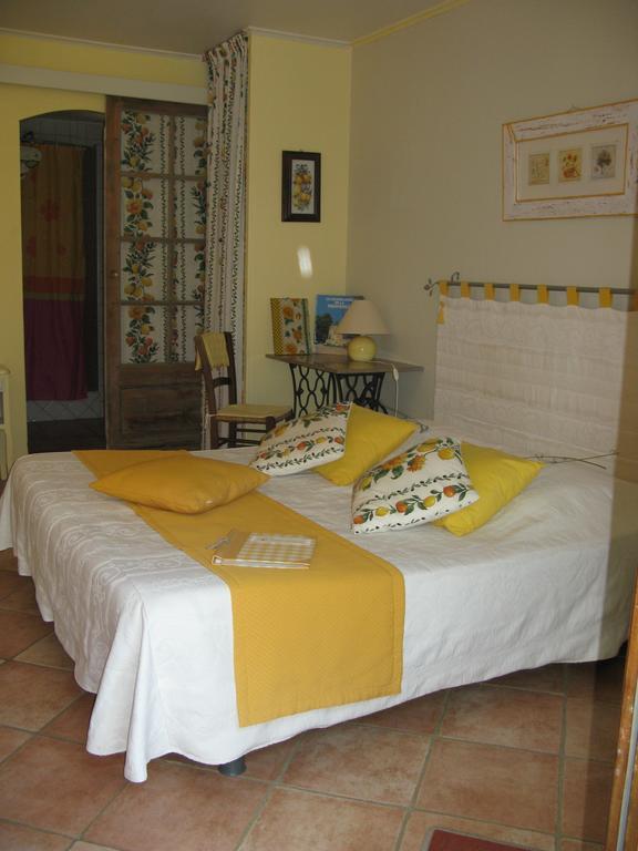 L'Oustaou B&B Piscine & Spa Besse-sur-Issole Quarto foto